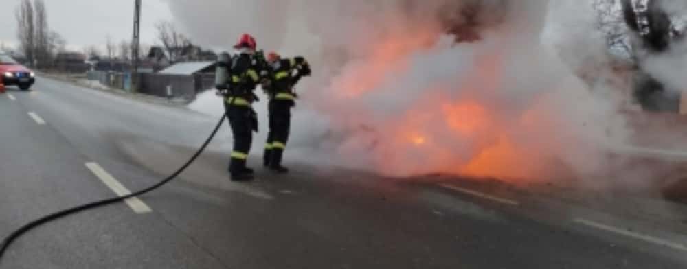 Un autoturism s-a făcut scrum, luni dimineață, pe un drum din Târgșoru Vechi
