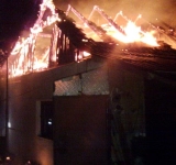 Case din Bucov și Bertea, cuprinse de flăcări, noaptea trecută. Un bărbat de 80 de ani, găsit carbonizat în locuința arsă