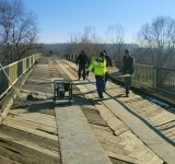 Au început lucrările de reparații la podul de lemn peste râul Prahova, dintre Drăgănești și Gherghița. Structura putredă va fi înlocuită în totalitate