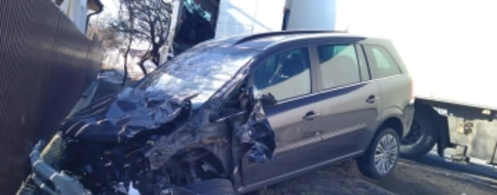 Coliziune între un TIR și un autoturism, pe DN1A, în zona Cocorăștii Colț