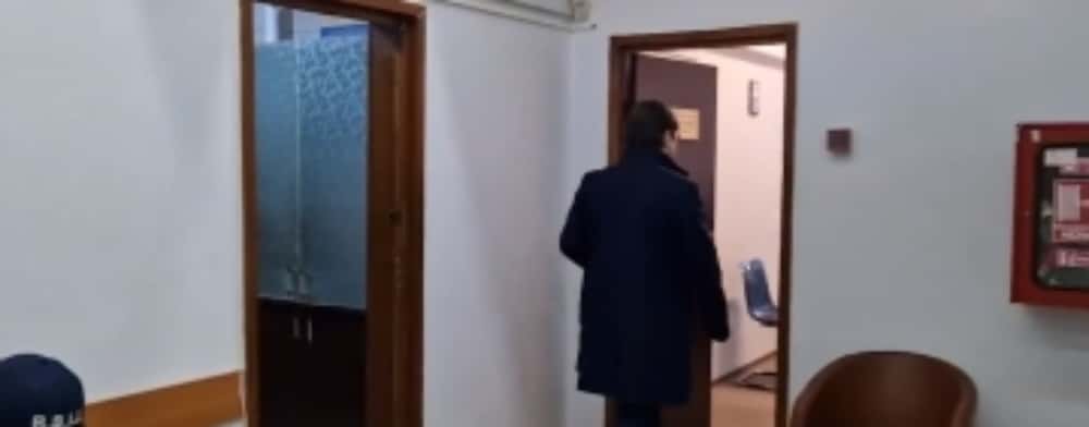 Imagini de la perchezițiile DNA la Consiliul Județean Prahova. Dumitru Tudone, mâna dreaptă a lui Iulian Dumitrescu, a sosit la birou după apariția procurorilor