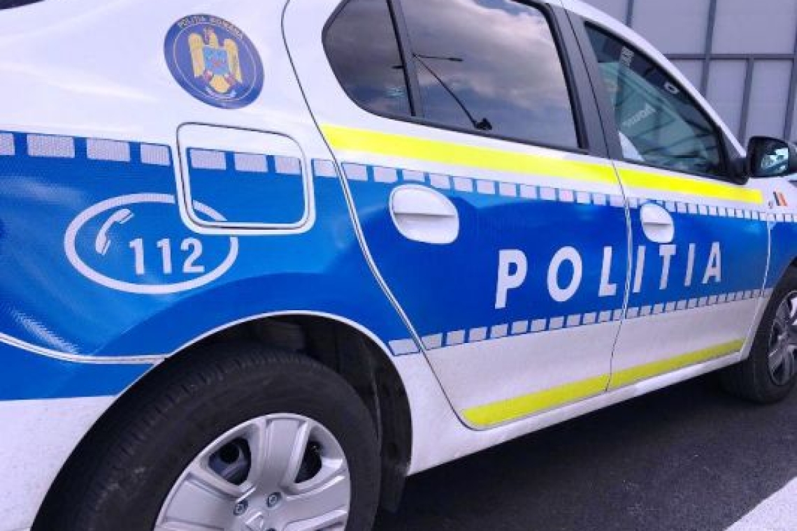 Fată de 15 ani, din comuna Bărcănești, cercetată de polițiști după ce a fost filmată într-un parc din Ploiești în timp ce bătea o altă adolescentă