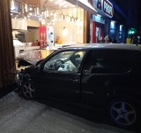 Un autoturism a intrat în vitrina unui magazin din cartierul ploieștean Mihai Bravu, după coliziunea cu o altă mașină