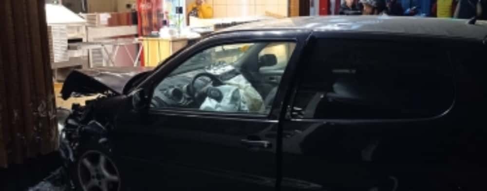 Un autoturism a intrat în vitrina unui magazin din cartierul ploieștean Mihai Bravu, după coliziunea cu o altă mașină