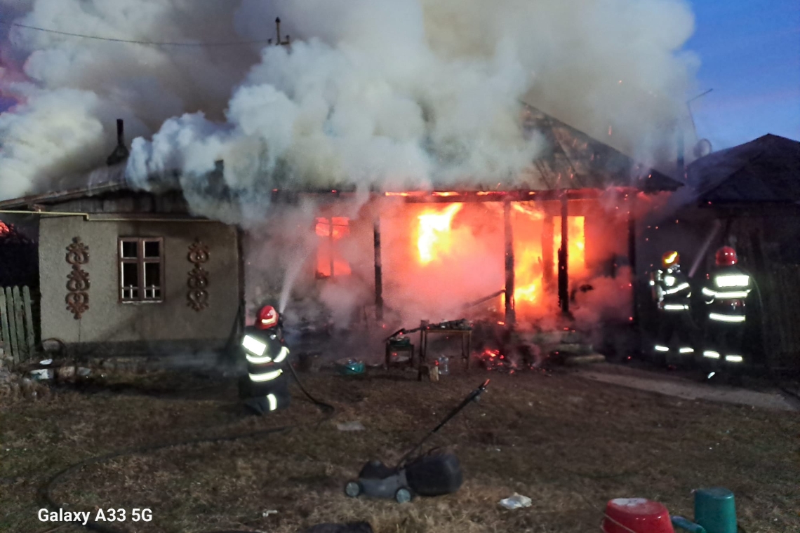 Sfârșit cumplit pentru un bătrân de 79 de ani, din comuna Scorțeni. A murit în casa cuprinsă de flăcări!