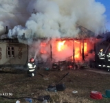 Sfârșit cumplit pentru un bătrân de 79 de ani, din comuna Scorțeni. A murit în casa cuprinsă de flăcări!