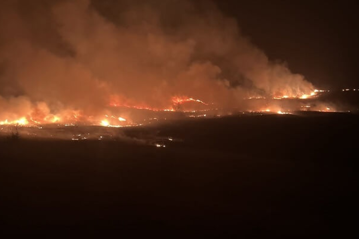 Zeci de hectare de vegetație uscată ard în comuna Păcureți. Incendii au izbucnit și în alte localități prahovene, inclusiv în Ploiești