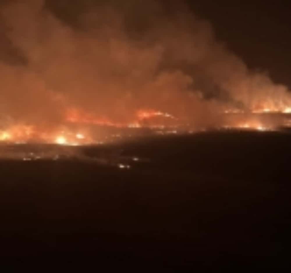 Zeci de hectare de vegetație uscată ard în comuna Păcureți. Incendii au izbucnit și în alte localități prahovene, inclusiv în Ploiești