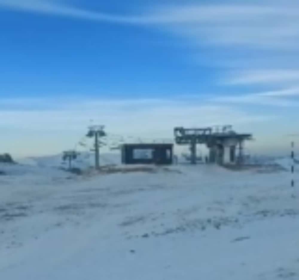 Vânt de 160 km/h la Cota 2000 din Sinaia. Telescaunul ”dansează” în bătaia vântului puternic
