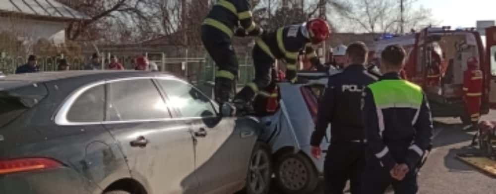 UPDATE/ Coliziune între două autoturisme, la Valea Călugărească. Trafic restricționat pe DN1B