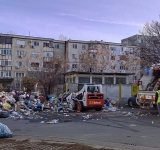 Ploiești/ Mini-încărcătoare, folosite la ridicarea deșeurilor de pe platformele sufocate de gunoaie