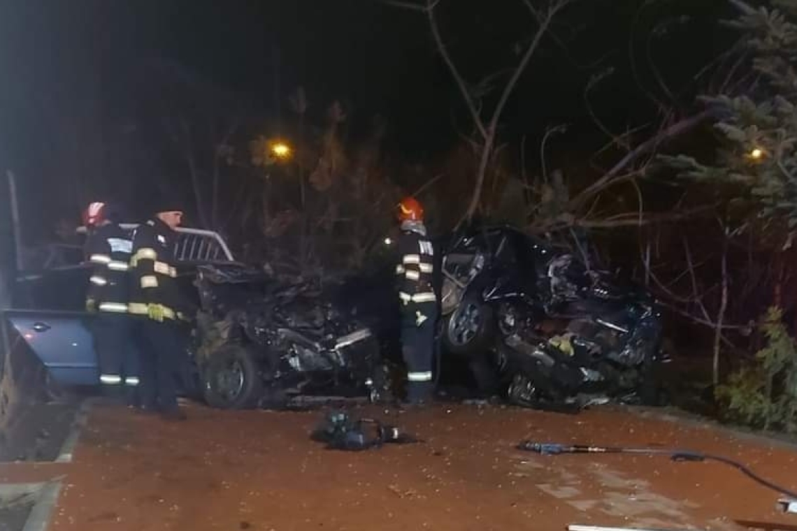 Accident șocant în Ploiești! Un tânăr de 19 ani a intrat cu autoturismul într-o curte și a făcut praf mașina parcată în fața casei! 