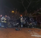 Accident șocant în Ploiești! Un tânăr de 19 ani a intrat cu autoturismul într-o curte și a făcut praf mașina parcată în fața casei! 