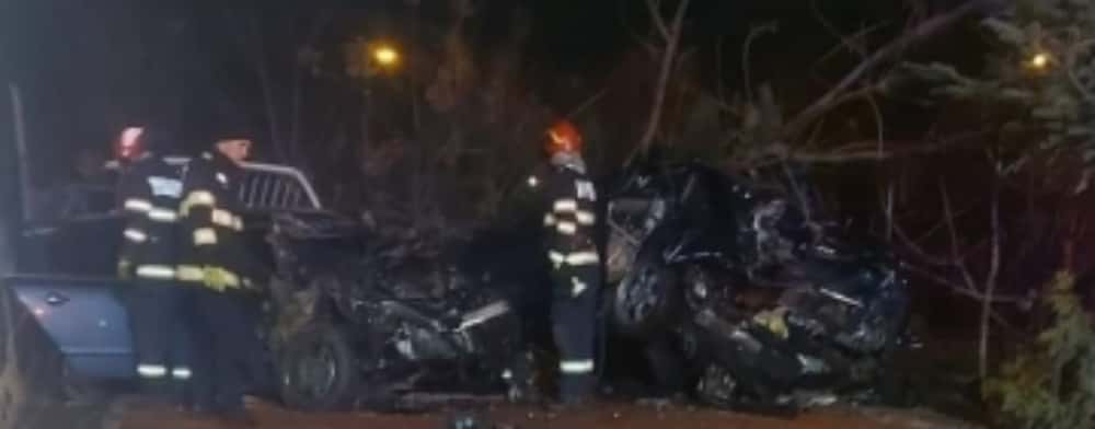 Accident șocant în Ploiești! Un tânăr de 19 ani a intrat cu autoturismul într-o curte și a făcut praf mașina parcată în fața casei! 