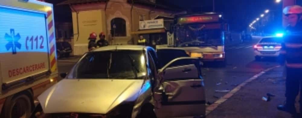 Coliziune între un autobuz și un autoturism, pe strada Gheorghe Doja din Ploiești