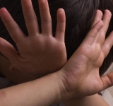 Șocant/ Un ploieștean acuzat că și-a violat și agresat propriii copii a fost arestat preventiv
