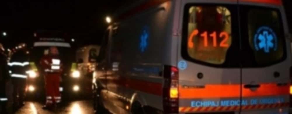 Ploiești/ Un tânăr de 20 de ani a ajuns la spital după ce a intrat cu mașina în baza podului de la Gara de Sud