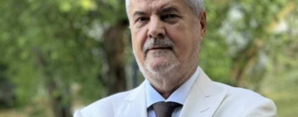 Fostul premier Adrian Năstase a donat sute de bunuri culturale comunei prahovene Cornu