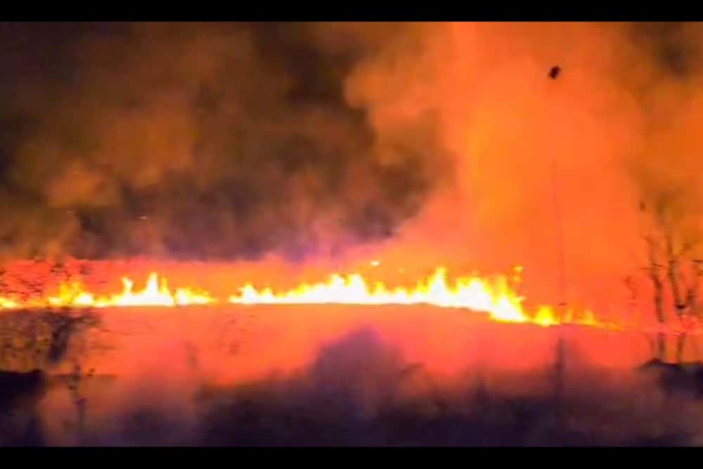 Update/Incendiu de proporții în comuna Gherghița, lângă autostrada București-Ploiești 