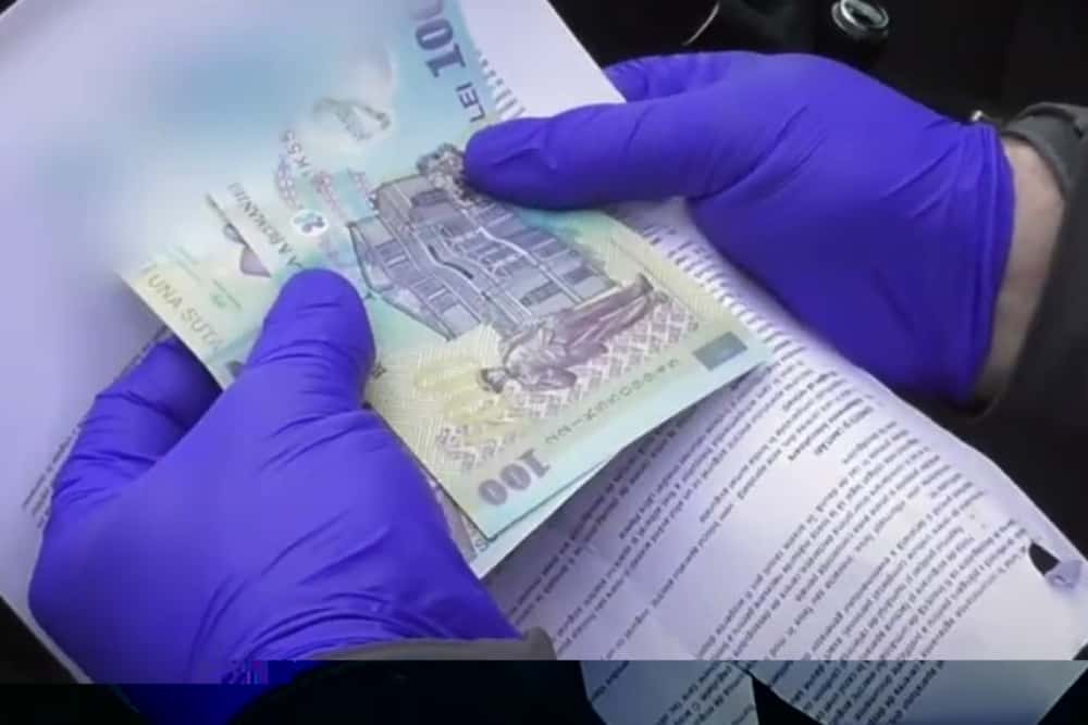 Un șofer s-a ales cu dosar penal după ce a încercat să-i mituiască cu 200 de lei pe polițiștii care-l opriseră în trafic