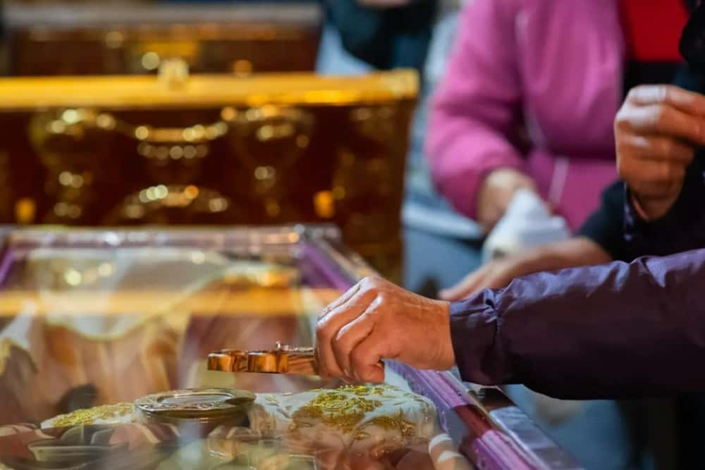 Programul și traseele procesiunii cu racla moaștelor Sf. Dimitrie cel Nou, în județul Prahova. Mai bine de o săptămână, sfintele moaște se vor afla în parohii prahovene