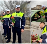 Polițiștii prahoveni au oferit, de 1 Martie, zâmbete și flori!