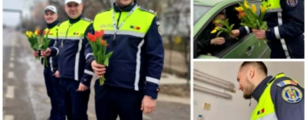 Polițiștii prahoveni au oferit, de 1 Martie, zâmbete și flori!