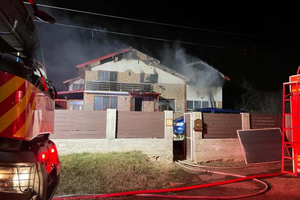 O familie cu șapte copii, din Gornet Cricov, a rămas fără acoperiș deasupra capului, în urma unui incendiu