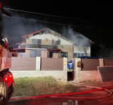O familie cu șapte copii, din Gornet Cricov, a rămas fără acoperiș deasupra capului, în urma unui incendiu