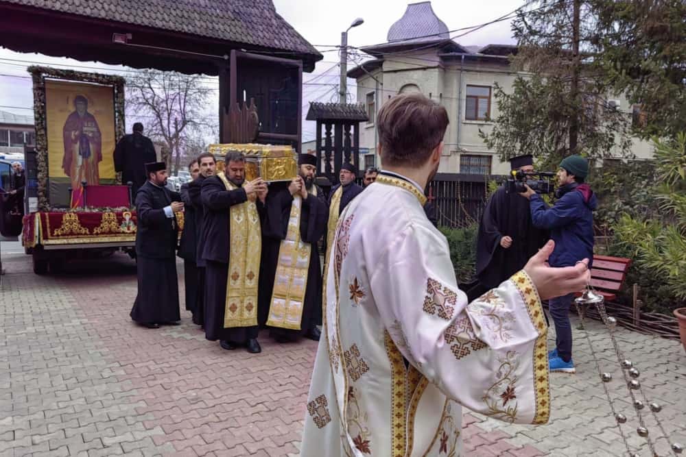 Moaștele Sfântului Dimitrie cel Nou, la Biserica Domnească din Ploiești. Sute de credincioși au fost prezenți în curtea lăcașului de cult