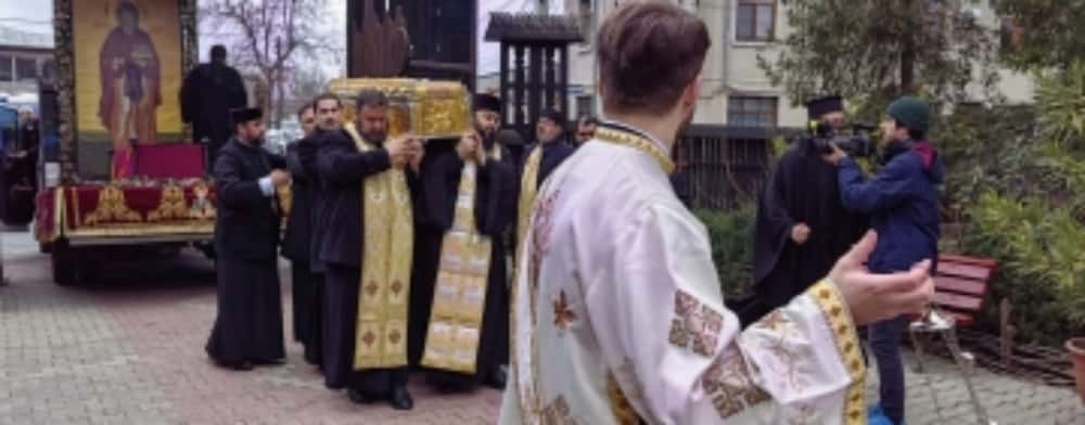 Moaștele Sfântului Dimitrie cel Nou, la Biserica Domnească din Ploiești. Sute de credincioși au fost prezenți în curtea lăcașului de cult