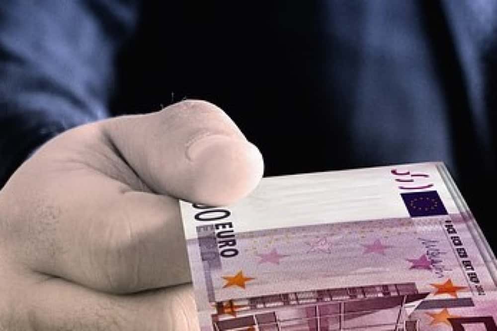 Autopsier, cercetat în libertate după ce ar fi luat mită 600 de lei pentru îmbălsămarea unui decedat