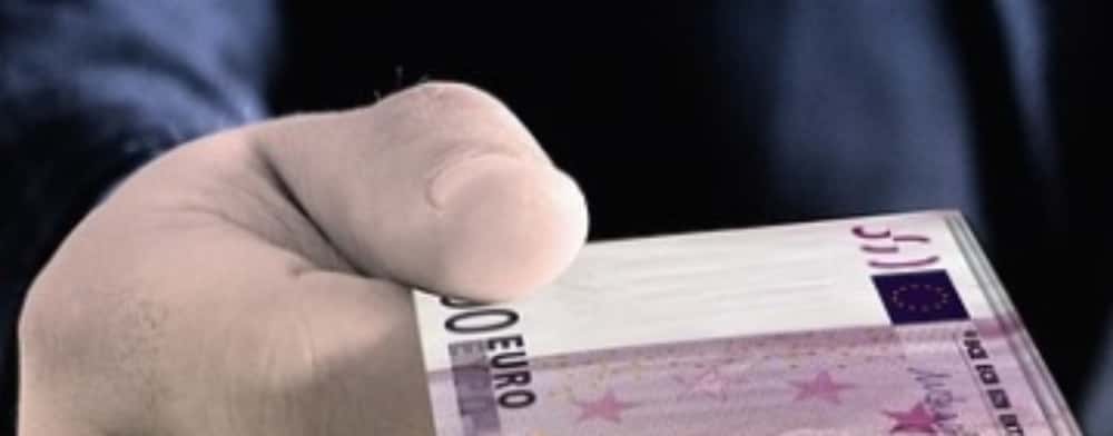 Autopsier, cercetat în libertate după ce ar fi luat mită 600 de lei pentru îmbălsămarea unui decedat