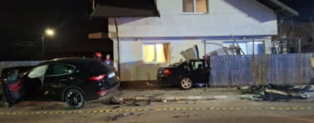 O mașină a ricoșat în peretele unei case din Băicoi, după coliziunea cu un alt autoturism