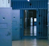 Bărbatul din Slănic acuzat că și-a bătut concubina și a lăsat-o să moară în frig, pe un teren viran, a fost condamnat definitiv la închisoare. Cât mai are de stat după gratii