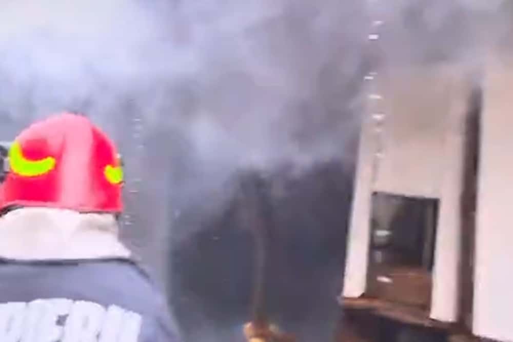 Un incendiu a mistuit mai multe anexe gospodărești și acoperișul unei locuințe în Vălenii de Munte, sâmbătă după-amiază