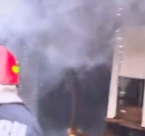Un incendiu a mistuit mai multe anexe gospodărești și acoperișul unei locuințe în Vălenii de Munte, sâmbătă după-amiază