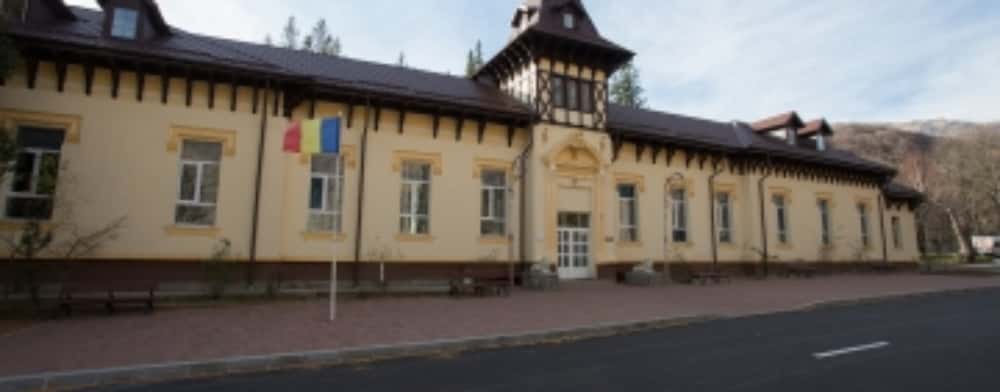Alertă la Spitalul Orășenesc Sinaia, duminică dimineață. 18 pacienți, evacuați din cauza unei degajări de fum