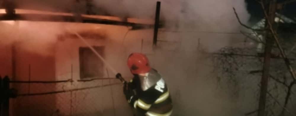 Incendiu în comuna Dumbrăvești. Pompierii intervin cu trei autospeciale de stingere 