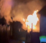 Băicoi/ Un scurtcircuit la o lampă a provocat un incendiu care a afectat o anexă gospodărească și jumătate dintr-o casă