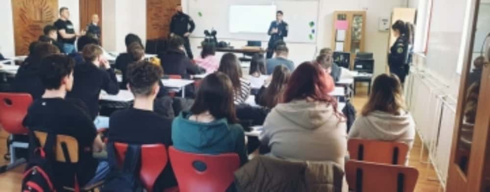 Mii de elevi prahoveni au aflat direct de la sursă ce înseamnă profesia de polițist, cu bune și cu rele