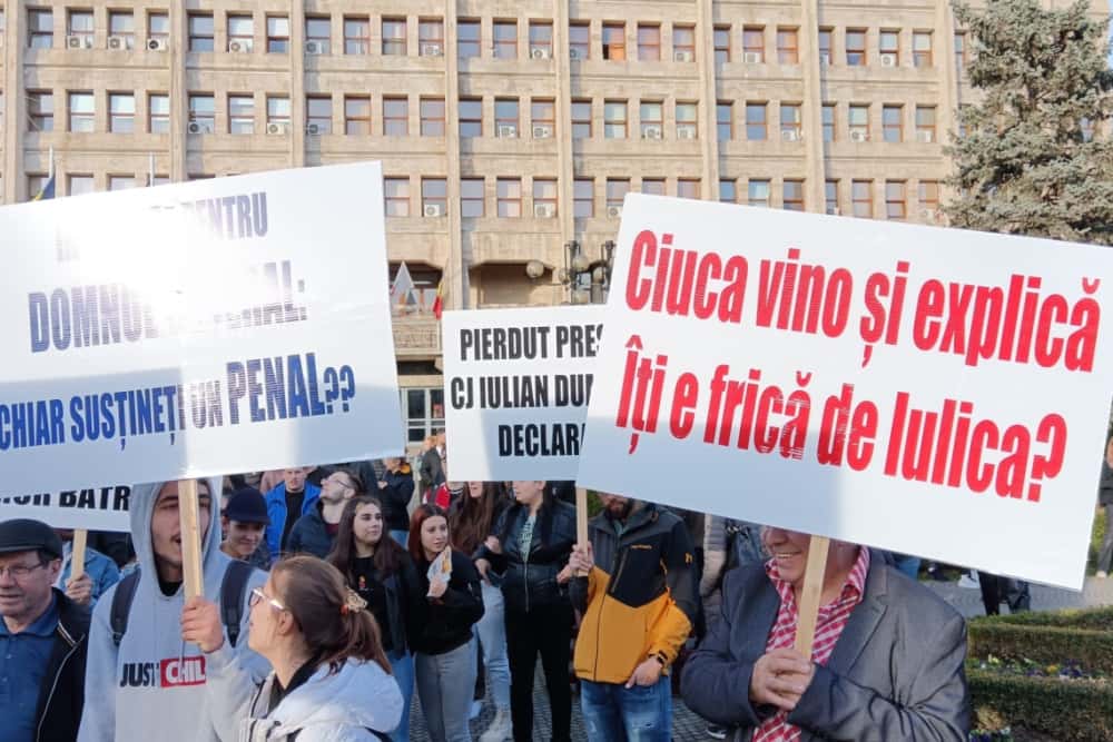 Protest împotriva candidaturii lui Iulian Dumitrescu, cercetat penal de DNA. Ce mesaje i-au transmis prahovenii lui Nicolae Ciucă