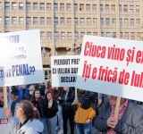 Protest împotriva candidaturii lui Iulian Dumitrescu, cercetat penal de DNA. Ce mesaje i-au transmis prahovenii lui Nicolae Ciucă