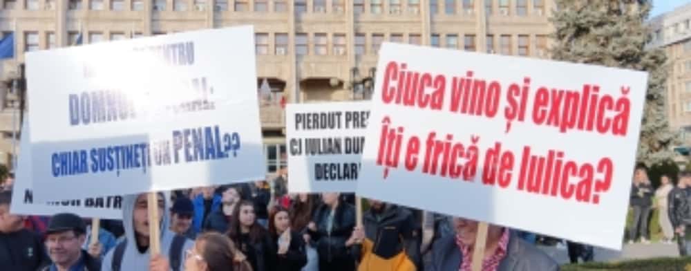 Protest împotriva candidaturii lui Iulian Dumitrescu, cercetat penal de DNA. Ce mesaje i-au transmis prahovenii lui Nicolae Ciucă