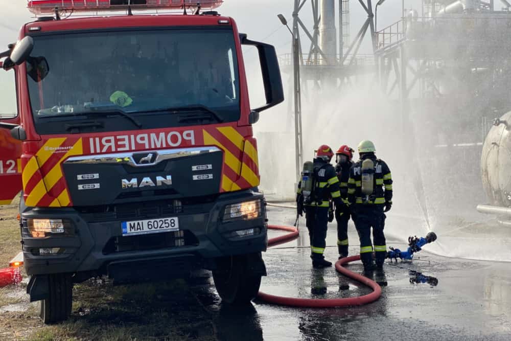 Exercițiu tactic la rafinăria Petrobrazi, derulat de pompierii militari de la ISU Prahova