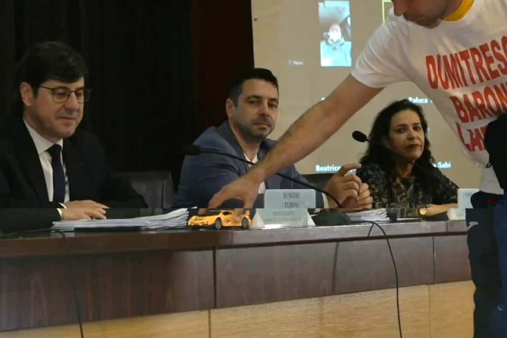 Protest în ședința Consiliului Județean Prahova. Șapte tineri cu tricouri inscripționate ”Dumitrescu, baronul Lamborghini” au urcat la prezidiu