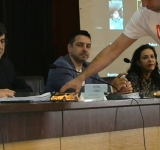 Protest în ședința Consiliului Județean Prahova. Șapte tineri cu tricouri inscripționate ”Dumitrescu, baronul Lamborghini” au urcat la prezidiu