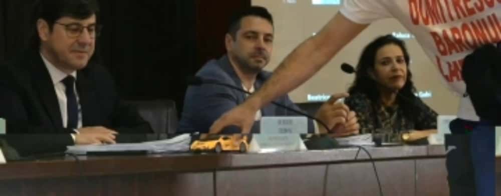 Protest în ședința Consiliului Județean Prahova. Șapte tineri cu tricouri inscripționate ”Dumitrescu, baronul Lamborghini” au urcat la prezidiu
