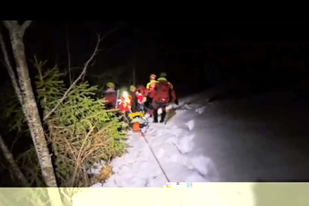 Doi turiști răniți, recuperați în miez de noapte de salvamontiștii prahoveni, de pe Valea Coștilei