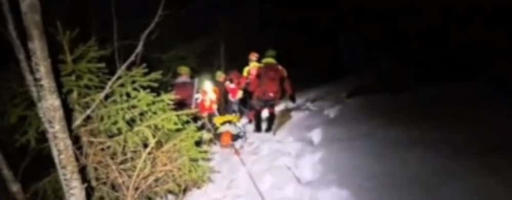 Doi turiști răniți, recuperați în miez de noapte de salvamontiștii prahoveni, de pe Valea Coștilei